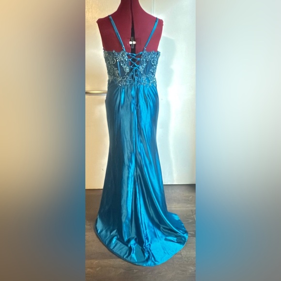 Elegant Blue Embellished Gown Size 10 - Picture 2 of 13